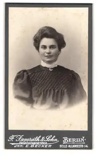 Fotografie F. Jamrath & Sohn, Berlin, Belle-Alliancestrasse 14, Portrait junge Dame mit zeitgenössischer Frisur