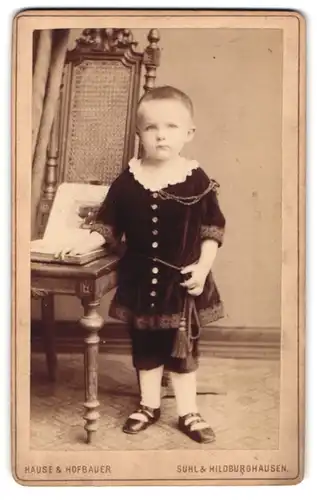 Fotografie Hause & Hofbauer, Suhl, Portrait kleiner Junge im Samtanzug