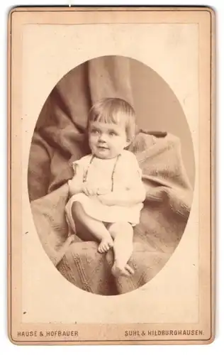 Fotografie Hause & Hofbauer, Suhl, Portrait süsses Kleinkind im Hemd mit nackigen Füssen