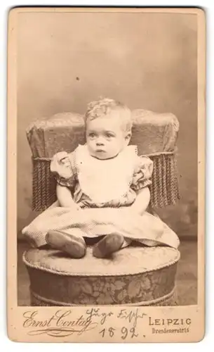 Fotografie Ernst Contag, Leipzig, Dresdenerstrasse 16, Portrait kleines Mädchen im karierten Kleid