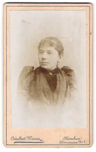 Fotografie Adalbert Werner, München, Elisenstrasse 7, Portrait junge Dame mit zurückgebundenem Haar