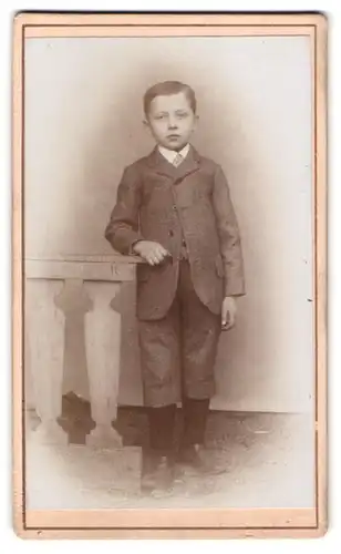 Fotografie unbekannter Fotograf und Ort, Portrait kleiner Junge im modischen Anzug