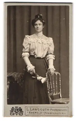 Fotografie L. Langguth, Krefeld, Friedrichstrasse 4, Portrait junge Dame in hübscher Bluse und Rock