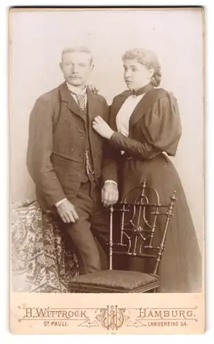 Fotografie H. Wittrock, Hamburg-St. Pauli, Langereihe 54, Portrait junges Paar in modischer Kleidung
