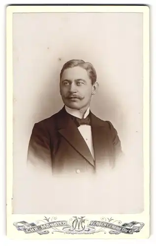 Fotografie Chr. Mönsted, Verden, V. d. Neuen Tor 43, Portrait eleganter Herr mit Oberlippenbart
