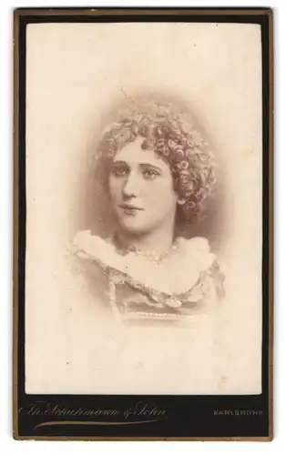 Fotografie Th. Schuhmann & Sohn, Karlsruhe, Amalienstrasse 57, Portrait junge Dame mit Locken