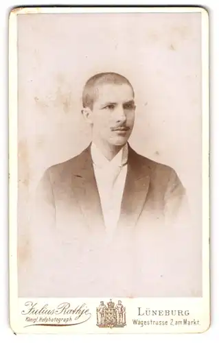 Fotografie Julius Rathje, Lüneburg, Wagestrasse 2, Portrait junger Herr im Anzug mit Krawatte