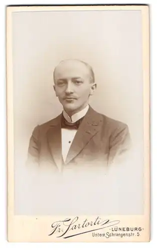 Fotografie Fr. Sartorti, Lüneburg, Untere Schrangenstrasse 5, Portrait junger Herr im Anzug mit Fliege