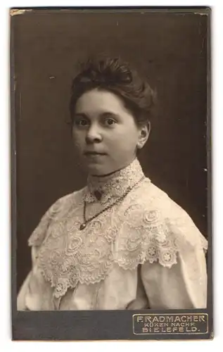 Fotografie F. Radmacher, Bielefeld, Portrait junge Dame mit Kragenbrosche und Halskette