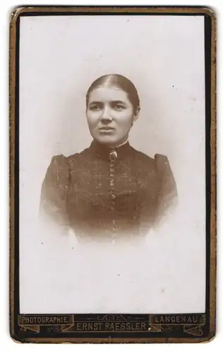 Fotografie Ernst Raessler, Langenau, Portrait junge Dame im Kleid mit Kragenbrosche