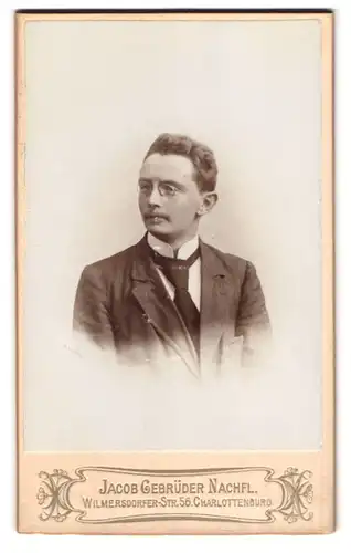 Fotografie Jacob Gebrüder Nachfl., Berlin-Charlottenburg, Wilmersdorfer Strasse 56, Portrait eleganter Herr mit Zwicker