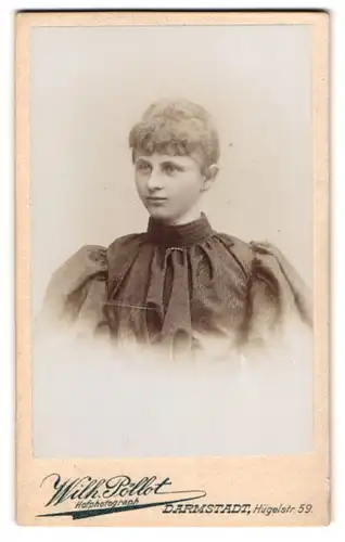 Fotografie Wilh. Pöllot, Darmstadt, Hügelstrasse 59, Portrait junge Dame mit zurückgebundenem Haar