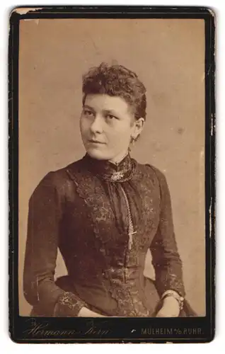 Fotografie Hermann Kern, Mülheim a. d. Ruhr, Portrait junge dame im hübschen Kleid