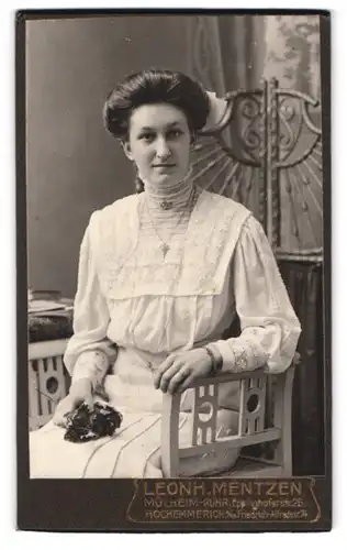 Fotografie Leonh. Mentzen, Mülheim-Ruhr, Eppinghoferstrasse 26, Portrait junge Dame in hübscher Kleidung