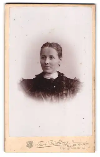 Fotografie Toni Düchting, Mülheim a. Ruhr, Eppinghoferstrasse 52, Portrait junge Dame mit zurückgebundenem Haar