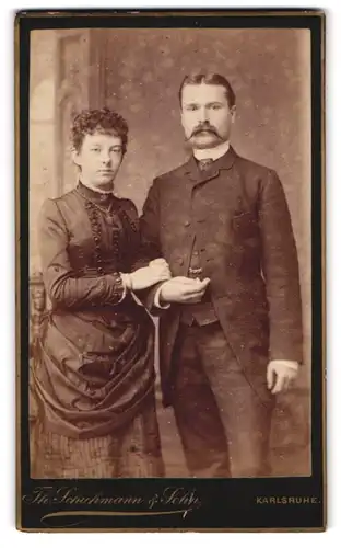 Fotografie Th. Schuhmann & Sohn, Karlsruhe, Amalienstrasse 57, Portrait junges Paar in hübscher Kleidung