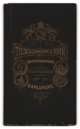 Fotografie Th. Schuhmann & Sohn, Karlsruhe, Amalienstrasse 57, Portrait junges Paar in hübscher Kleidung