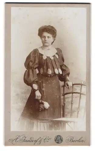 Fotografie A. Jandorf & Co., Berlin-N., Brunnen-Strasse 19-21, Portrait junge Dame im modischen Kleid