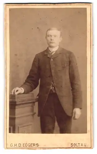 Fotografie G. H. D. Eggers, Soltau, Am Scheibenplatz, Portrait junger Herr in modischer Kleidung