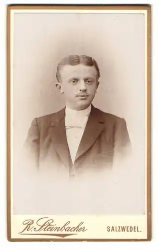 Fotografie R. Steinbacher, Salzwedel, Neuperver-Strasse 38, Portrait junger Herr im Anzug mit Fliege