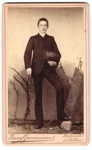 Fotografie Georg Gronemann, Walsrode, Portrait junger Herr im Anzug mit Stock