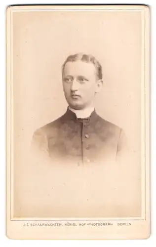Fotografie J. C. Schaarwächter, Berlin-W., Leipziger-Strasse 130, Portrait junger Geistlicher