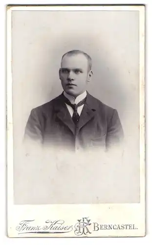 Fotografie Franz Kaiser, Berncastel, Portrait junger Herr im Anzug mit Krawatte