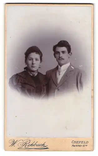 Fotografie W. Rehbach, Krefeld, Marktstrasse 57 a, Portrait junges Paarin modischer Kleidung