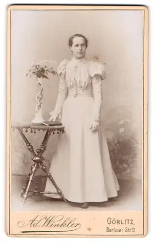 Fotografie Ad. Winkler, Görlitz, Berlinerstr. 12, junge Dame im weissen Kleid mit Handschuhen & Bibel