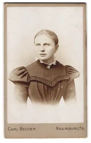 Fotografie Carl Becker, Naumburg a. S., Buchholzstr. 49, Portrait junge Dame trägt Bluse mit Puffärmeln