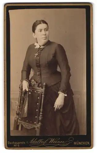 Fotografie Adalbert Werner, München, Dachauerstr. 6, Brünette Hausfrau mit Kruzifix trägt tailierte Bluse