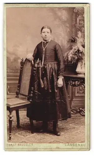 Fotografie Ernst Raessler, Langenau, Hauptstr. 463, Brünette Dame im Sonntagskleid