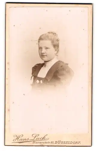 Fotografie Hans Luck, Düsseldorf, Bismarckstr. 65, Portrait Mädchen mit Dutt im eleganten Kleid