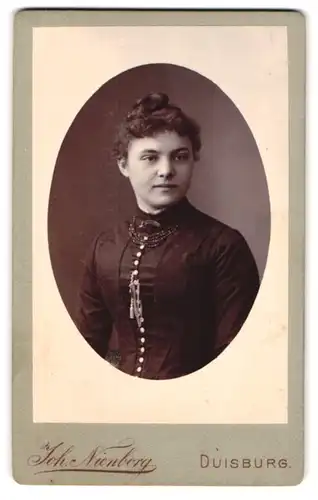 Fotografie Joh. Nienborg, Duisburg, Königstr. 4, Portrait junge Dame mit Dutt & Halskette