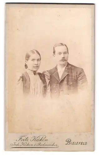 Fotografie Fritz Küken, Bielefeld, Neumarkt 20, Paar in bester Sonntagsbekleidung beim Fotograf