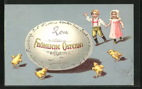 Präge-AK Osterküken und Kinder stehen um ein Riesen-Osterei