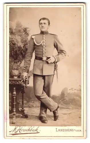 Fotografie M. Hirschbeck, Landsberg a. Lech, Portrait Soldat in Uniform mit mit bayrischer Pickelhaube und Bajonett