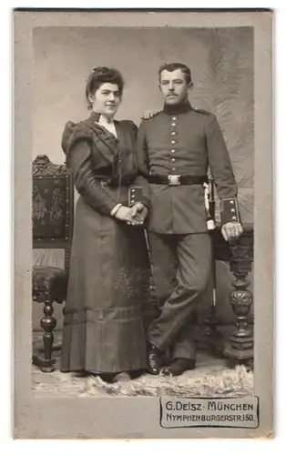 Fotografie G. Deisz, München, Nymphenburgerstr. 150, Portrait Soldat in Uniform mit Bajonett nebst seiner Frau