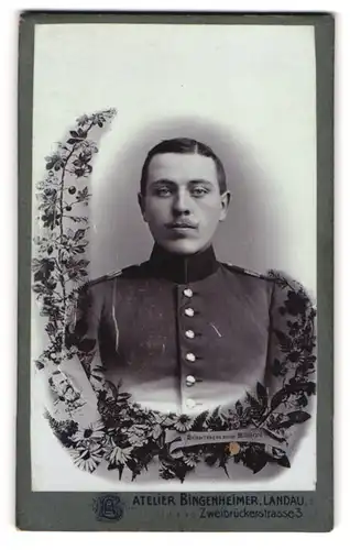 Fotografie Atelier Bingenheimer, Landau, Zweibrückenstrasse 3, Portrait Soldat in Uniform Rgt. 18 im Passepartout