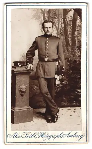 Fotografie Alois Loibl, Amberg, Portrait Soldat in Uniform mit Bajonett und Portepee