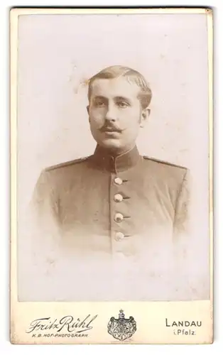 Fotografie Fritz Rühl, Landau / Pfalz, Waffenstrasse, Portrait junger Soldat in Uniform mit Moustache