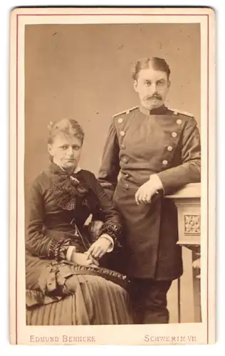 Fotografie Edmund Behncke, Schwerin, Soldat im Uniformrock nebst seiner Frau