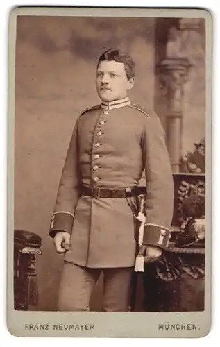Fotografie Franz Neumayer, München, Neuhauserstr. 29, Portrait Einjährig-Freiwilliger in Gardeuniform mit Bajonett