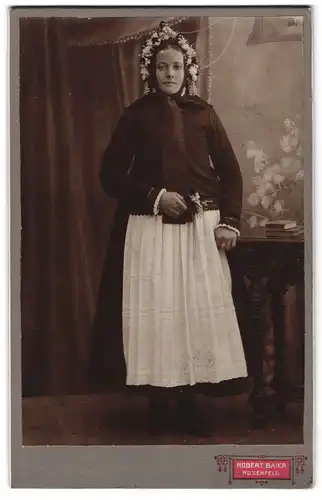 Fotografie Robert Bauer, Rosenfeld, Portrait junge Frau im Trachtenkleid mit Kopfschmuck