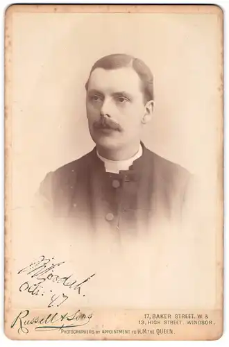 Fotografie Russel & Sons, London, Baker Street 17, Portrait junger Mann im Anzug mit Moustache