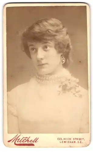 Fotografie George Mitchell, Lewisham, 133 High Street, Portrait hübsche junge Frau im Kleid mit Perlenkette und Ohrring