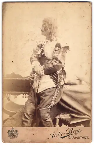 Fotografie Atelier Berg, Darmstadt, Zimmerstr. 3, Portrait Schauspieler im Bühnenkostüm mit abgewandtem Gesicht