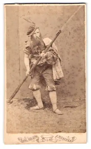 Fotografie Carl Holzer, München, Schommer-Str. 17a, Portrait Schauspieler im Bühnenkostüm mit selbstgebautem Speer