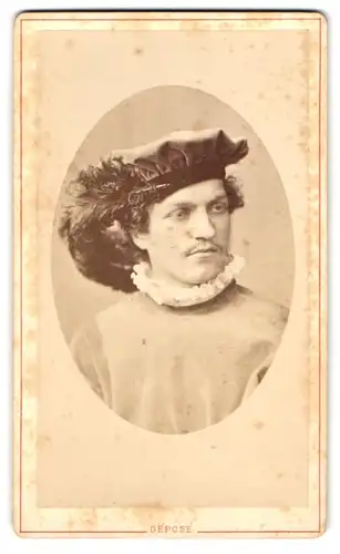 Fotografie M. Vollenweider & Fils, Berne, Rue des Postes 47, Portrait Schauspieler im Kostüm mit Büttenkragen
