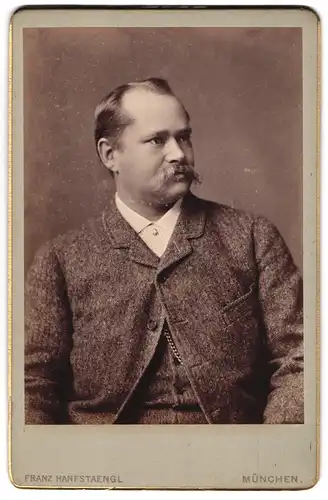 Fotografie Franz Hanfstaengl, München, Portrait Herr im Anzug mit Warossbart